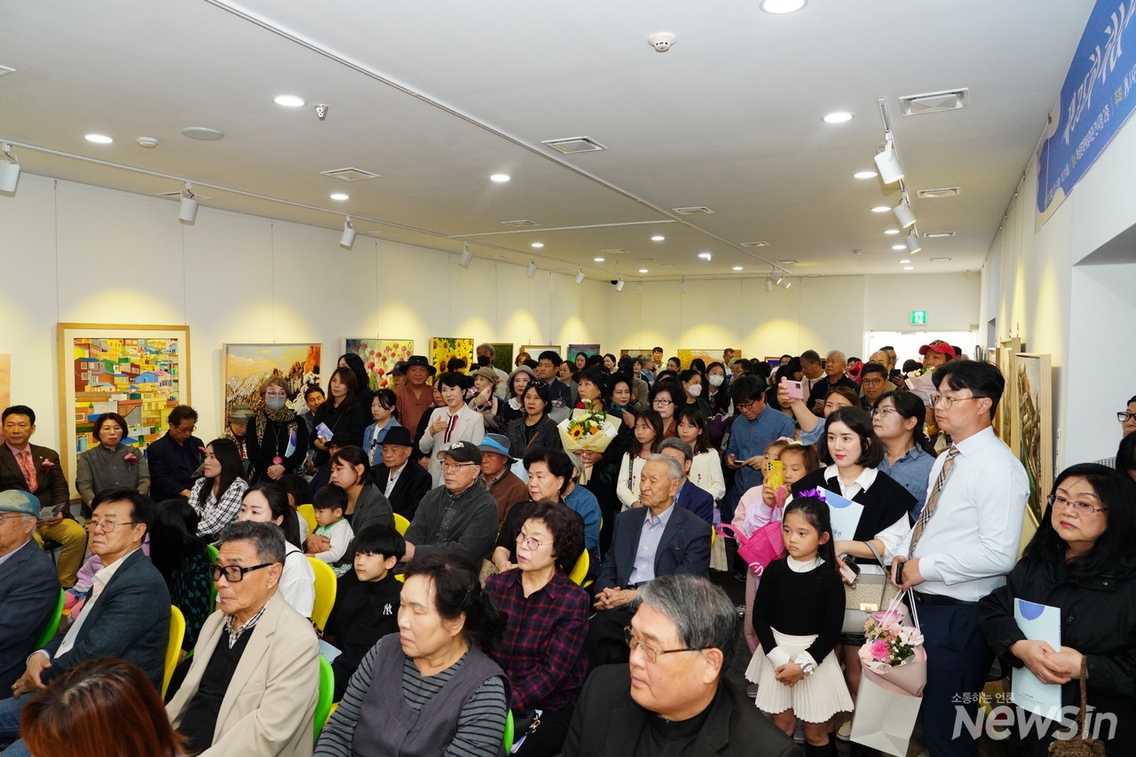 100명이 넘는 내빈 및 축하객들