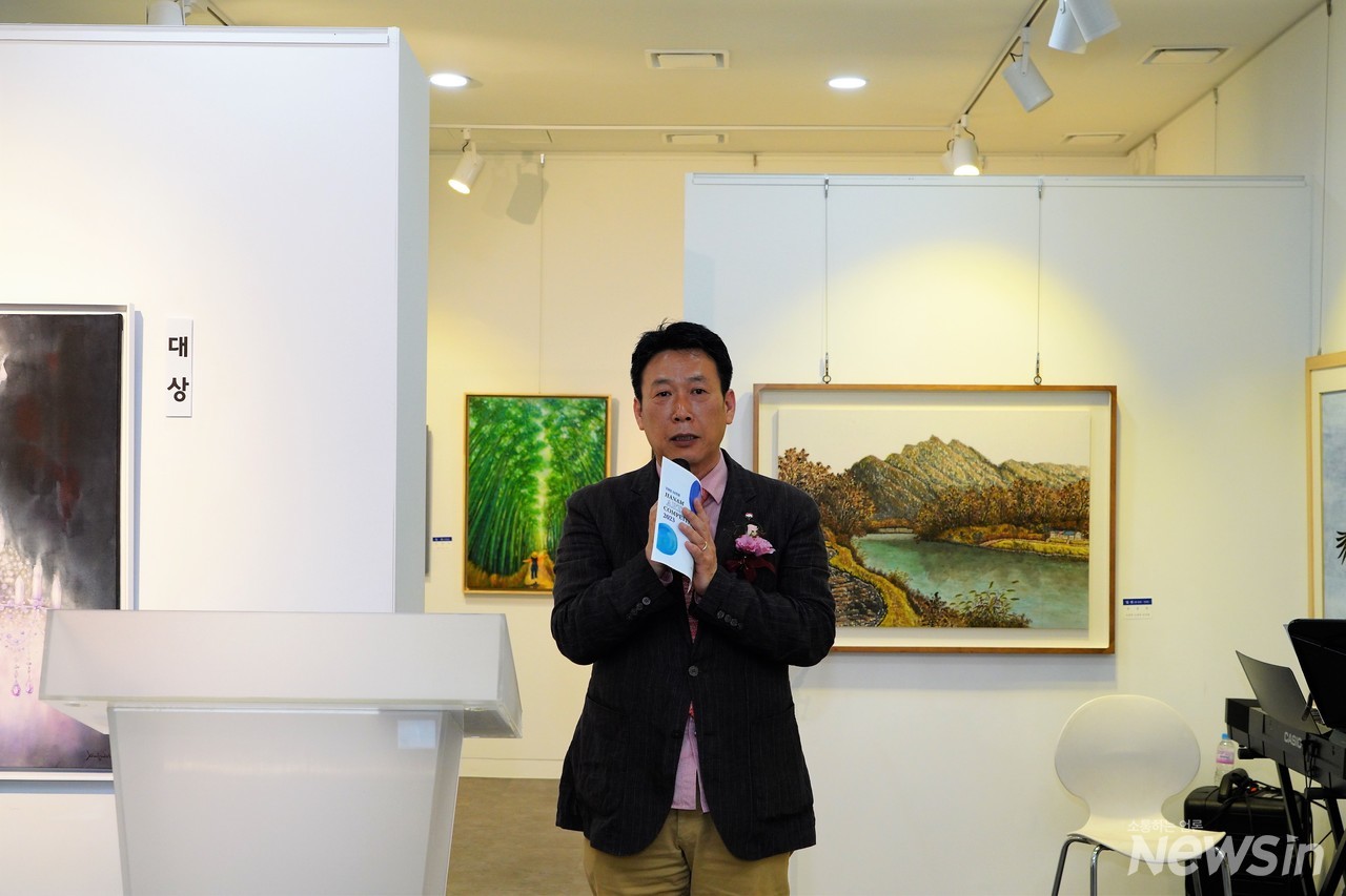 축사를 하고 있는 조운희 경기미술협회 이사장