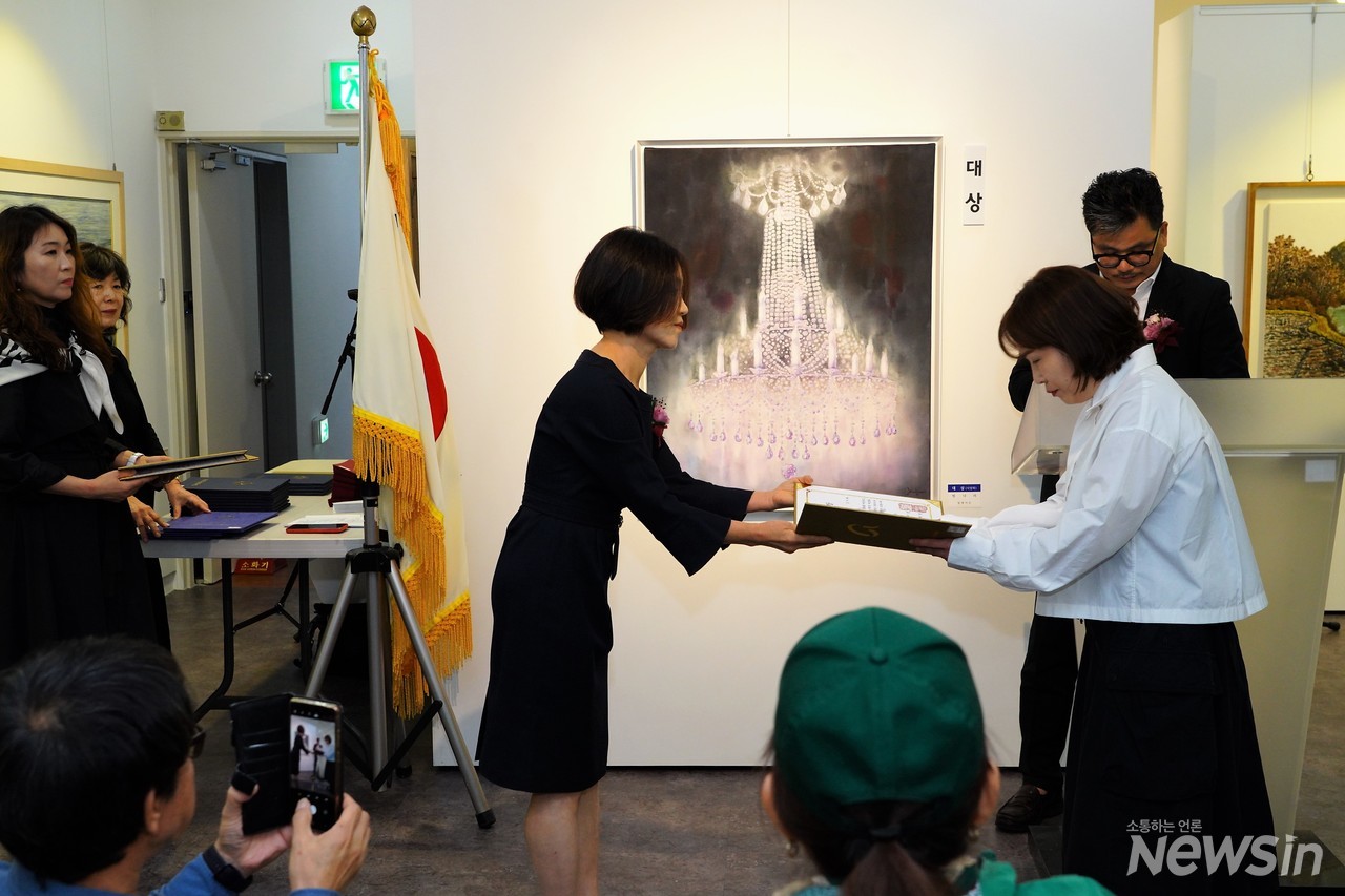 서예 한글부문 최우수상을 받는 김지혜 작가