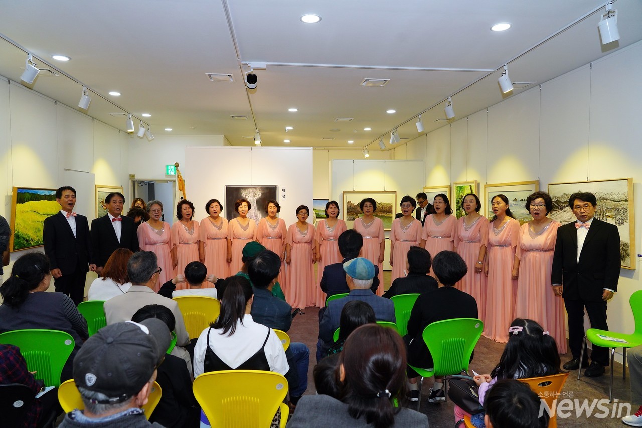 축하공연을 하고 있는 합창단