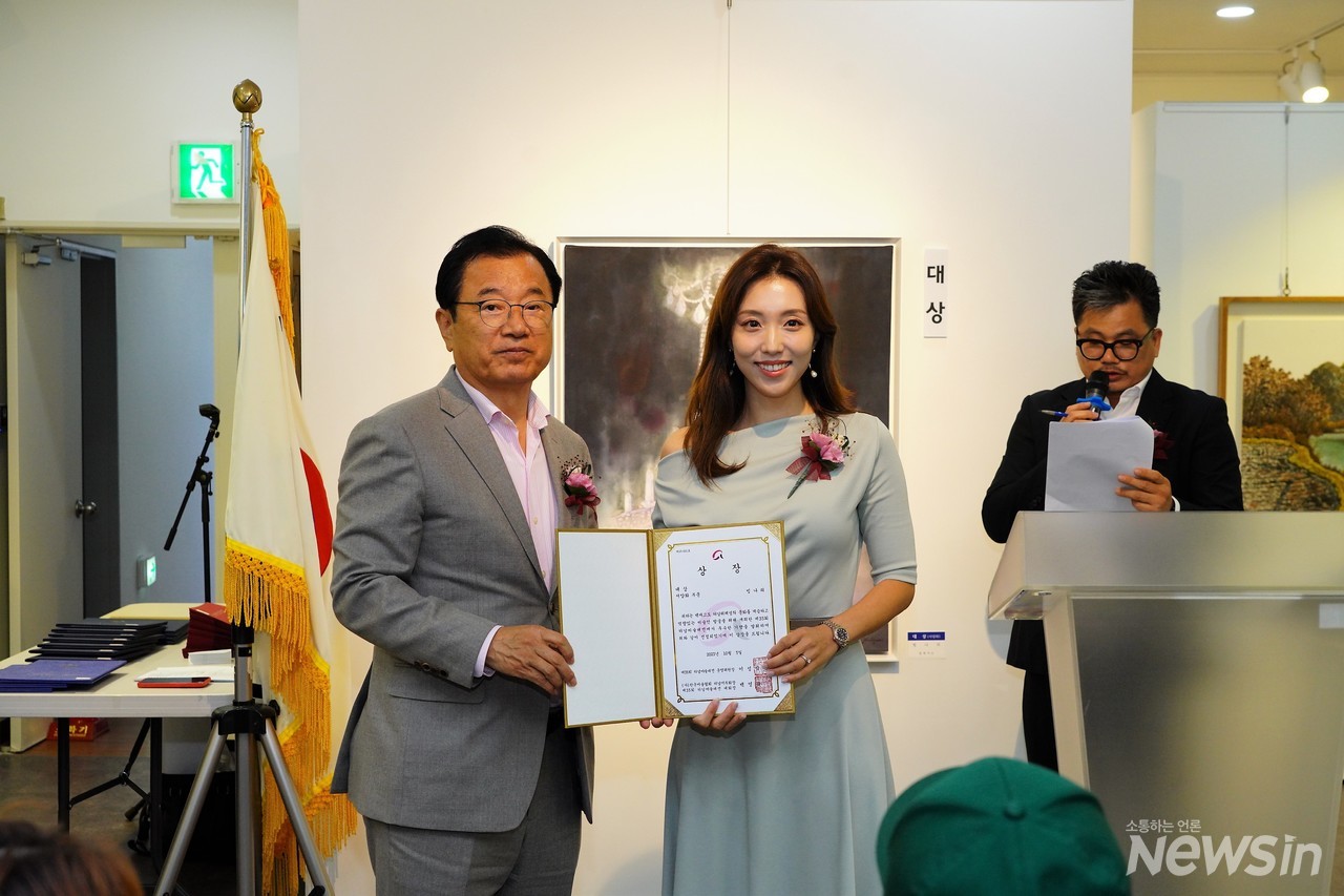 하남미술대전 최고의 영예를 안은 빙나리 작가가 이현재 하남시장과 기념촬영