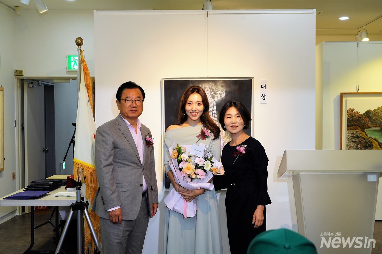 대상 시상후 기념사진 (왼쪽부터 이현재 하남시장, 빙나리 작가, 백영숙 하님지부장)