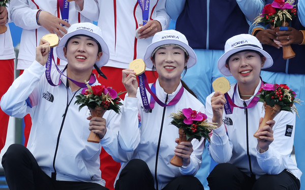 6일 중국 항저우 푸양 인후 스포츠센터에서 열린 2022 항저우 아시안게임 여자 양궁 리커브 단체 결승 한국 대 중국 경기, 금메달을 차지한 한국 안산, 최미선, 임시현이 시상식서 기념촬영하고 있다. 2023.10.06 / 사진=[뉴시스]