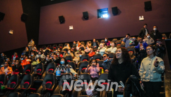 ▲지난 1월 29일 구이양시의 한 영화관에서 관객들이 영화를 관람하고 있다. (사진=신화통신)