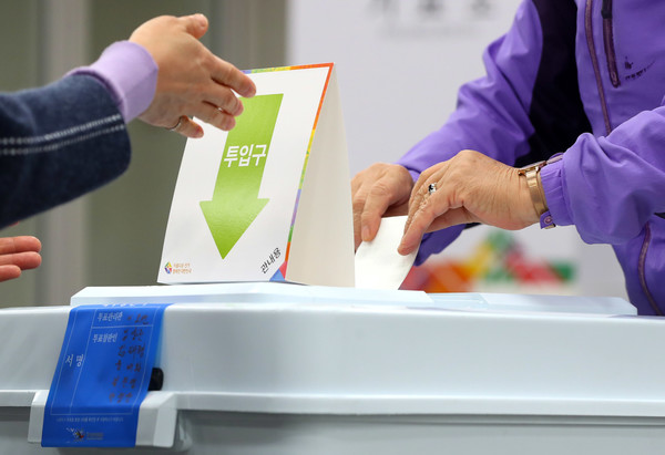 10.11 강서구청장 보궐선거 사전투표가 시작된 6일 오전 서울 강서구청 대회의실에 마련된 화곡 제6동 사전투표소에서 유권자가 소중한 한표를 행사하고 있다. 2023.10.06.