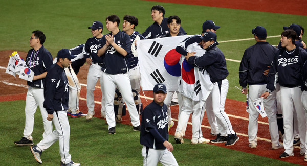 7일 중국 사오싱 야구장 1구장에서 열린 2022 항저우 아시안게임 남자 야구 결승전 한국 대 대만의 경기, 금메달을 확정 지은 한국이 기뻐하고 있다. 2023.10.07.