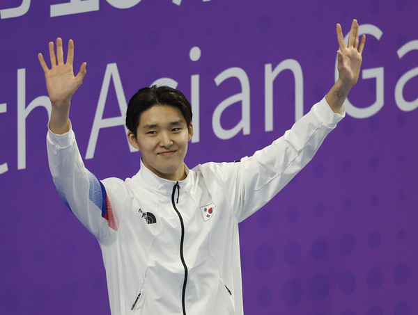 29일 중국 항저우 올림픽 스포츠센터 수영장에서 열린 남자 자유형 400m에서 금메달을 차지한 김우민이 시상대에 오르고 있다. 2023.09.29.