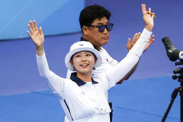 3일 중국 항저우 푸양 인후 스포츠센터에서 열린 2022 항저우 아시안게임 양궁 리커브 여자 개인 준결승 임시현과 중국의 경기, 임시현이 승리한 뒤 손을 흔들고 있다. 2023.10.03.