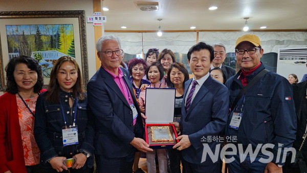 진주남강유등축제 개막식에 미주한총연(공동총회장 국승구) 초청에 대한 감사패를(조규일 진주시장)전달하고 있다(사진=정경호 기자)