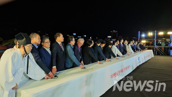 미주한총연 국승구 공동총회장이 한인회 대표로 불꽃축제 버튼에 참여했다.
