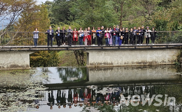미주한총연 회장단이 월사산 국가정원에서 기념 촬영을 하고 있다(사진=정경호 기자)