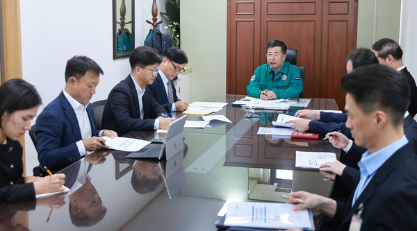 강경성 산업통상자원부 2차관이 9일 오후 서울 종로구 정부서울청사에서 임종순 한국가스공사 부사장, 최문규 한국석유공사 부사장이 참석한 가운데 이스라엘-하마스 사태 대비 석유·가스 수급상황 점검회의를 주재, 발언하고 있다.2023.10.09 / 사진=[산업통상자원부 제공]
