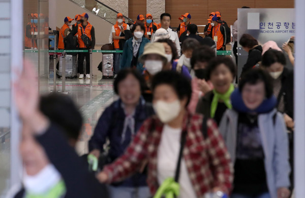 팔레스타인 무장 정파 하마스와 이스라엘 간 무력 충돌이 진행 중인 가운데 이스라엘 현지에 머물던 성지순례객 등 한국인 단기 체류자들이 11일 오전 인천국제공항 제2여객터미널을 통해 귀국하고 있다. 2023.10.11.