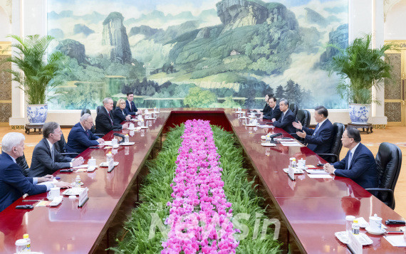 ▲시진핑(오른쪽 두 번째) 중국 국가주석이 9일 오후(현지시간) 베이징 인민대회당에서 척 슈머 미국 상원 원내대표가 이끄는 상원 양당 대표단과 회담하고 있다. (사진=신화통신)