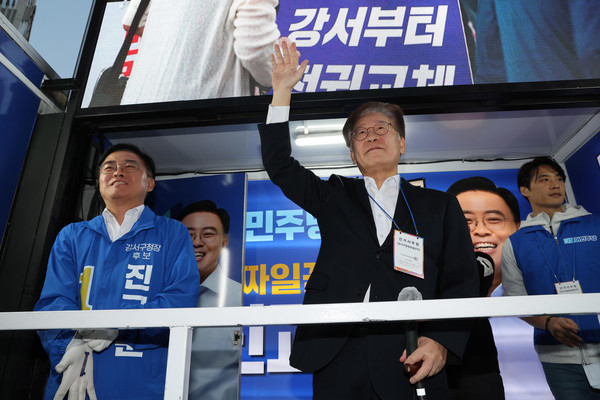 퇴원한 이재명 더불어민주당 대표가 9일 오후 서울 강서구 발산역에서 진교훈 강서구청장 후보 지원유세중 손을 흔들고 있다.2023.10.09 / 사진=[공동취재사진]