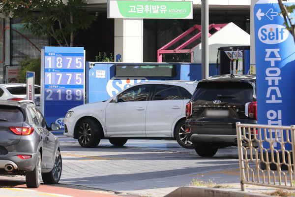 이스라엘·하마스 무력 충돌 사태로 국제 유가가 출렁이자 서민들의 기름값 걱정도 깊어지고 있다. 10일 한국석유공사 오피넷에 따르면 10월 첫째 주 휘발유 판매가격은 전주 대비 6.3원 상승한 ℓ(리터)당 1796원으로, 13주 연속 상승세를 보이고 있다. 11일 오전 서울 시내 주유소에 유가 정보가 표시되어 있다. 2023.10.11.