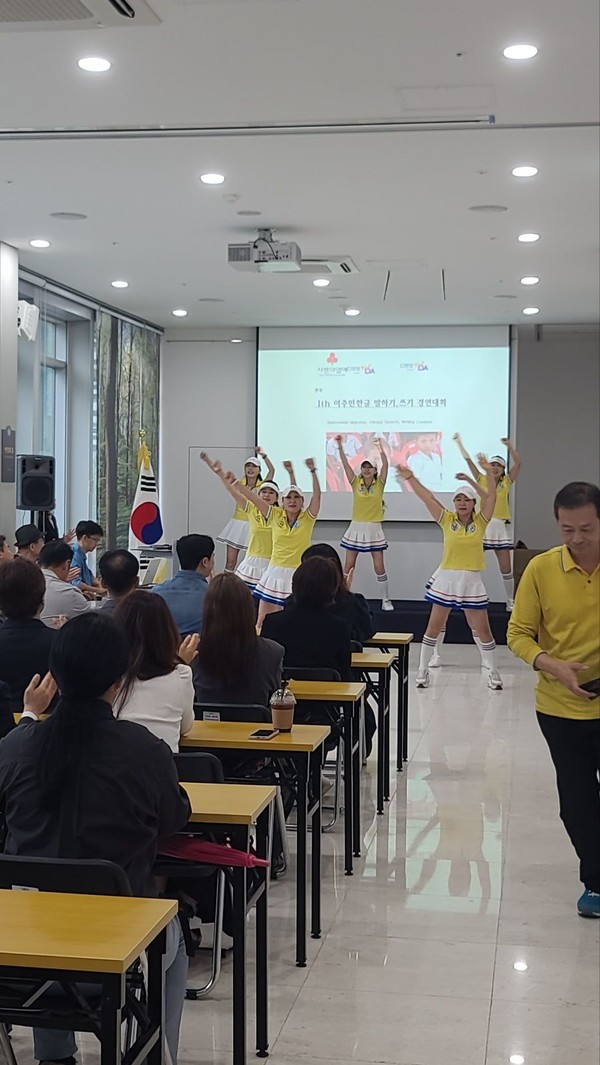 K-국민제조단이 새마을 운동가에 맞추어 국민체조댄스를 하고 있다.