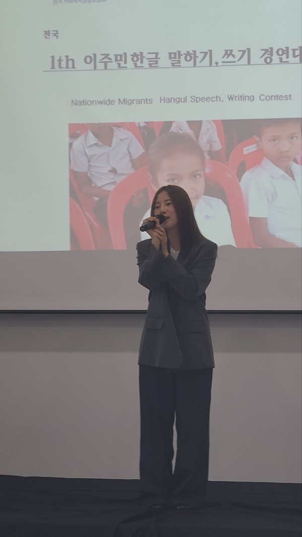 트로트 가수 ‘마정미’양이 축하공연을 하고 있다.