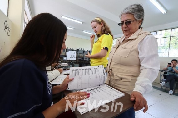▲15일(현지시간) 에콰도르 수도 키토에서 한 유권자가 대통령 선거 2차 결선 투표를 하고 있다. (사진=에콰도르 선거관리위원회 제공)