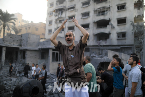 ▲지난 14일(현지시간) 팔레스타인 가자지구 남부 도시 칸 유니스의 한 주민이 이스라엘 공습으로 초토화된 건물 잔해 사이에서 구조를 요청하고 있다. (사진=신화통신)