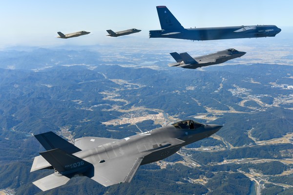 17일 한반도에 전개한 미국 공군의 B-52H 전략폭격기와 한국 공군의 F-35A 전투기들이 한반도 상공에서 한미 연합공중훈련을 실시하고 있다. 이번 훈련은 한미 공군의 우수한 연합작전 수행능력과 대한민국 방위에 대한 미국의 확장억제 의지를 다시 한 번 보여줬다. 한편 B-52H는 '서울 ADEX 2023' 개막식 축하비행 때에도 모습을 드러내 국민들에게 그 위용을 선보였다.2023.10.17 / 사진=[공군 제공]