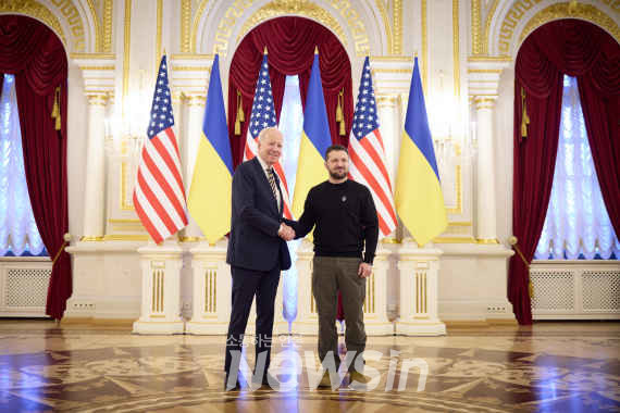 ▲조 바이든 미국 대통령(왼쪽)이 지난 2월 20일(현지시간) 우크라이나 키이우에서 볼로디미르 젤렌스키 우크라이나 대통령과 악수하며 기념 촬영을 하고 있다. (사진=신화통신)