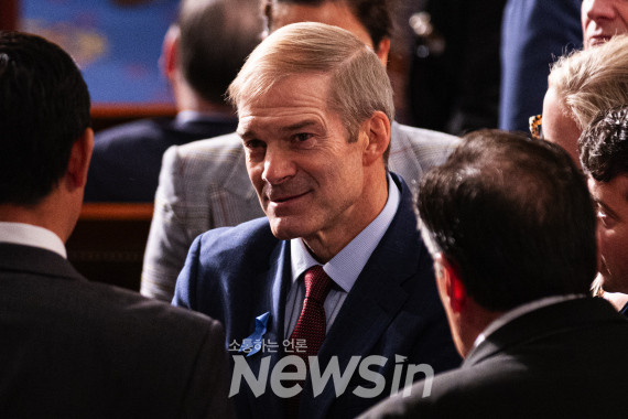 ▲짐 조던 미국 공화당 의원이 18일(현지시간) 워싱턴 국회에서 열린 하원의장 선출 투표에 참석하고 있다. (사진=신화통신)