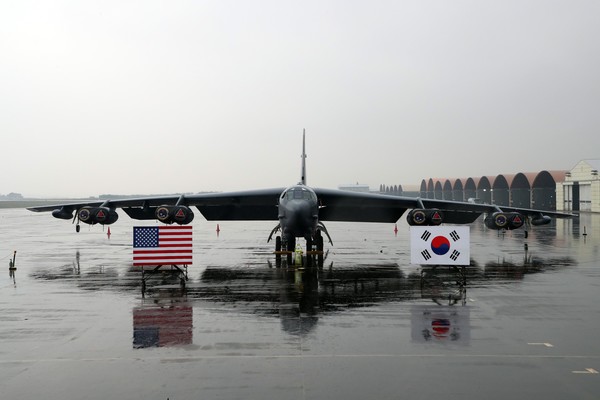 19일 충북 청주시 한 공군기지에 미 공군의 전략폭격기 B-52H 스트래토포트리스가 착륙해 주기되어 있다. B-52 폭격기는 국내 공군기지에 처음으로 착륙을 했다.2023.10.19 / 사진=[국방일보 제공]