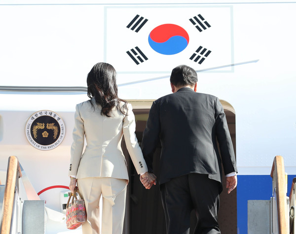 사우디아라비아와 카타르를 국빈 방문하는 윤석열 대통령과 부인 김건희 여사가 21일 경기도 성남 서울공항에 도착해 공군 1호기에 탑승, 손을 꼭 잡고 계단을 오르고 있다. 2023.10.21.