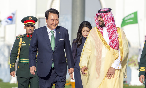 사우디아라비아를 국빈 방문 중인 윤석열 대통령이 22일(현지시간) 리야드 야마마궁 정원에서 열린 공식환영식에서 무함마드 빈 살만 빈 압둘아지즈 알 사우드 왕세자 겸 총리와 함께 이동하고 있다.2023.10.23 / 사진=[공동취재]