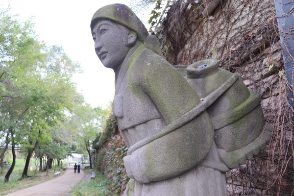 서울 청계천 제주 상징물 물허벅 여인상. (사진 수집가 장재필)