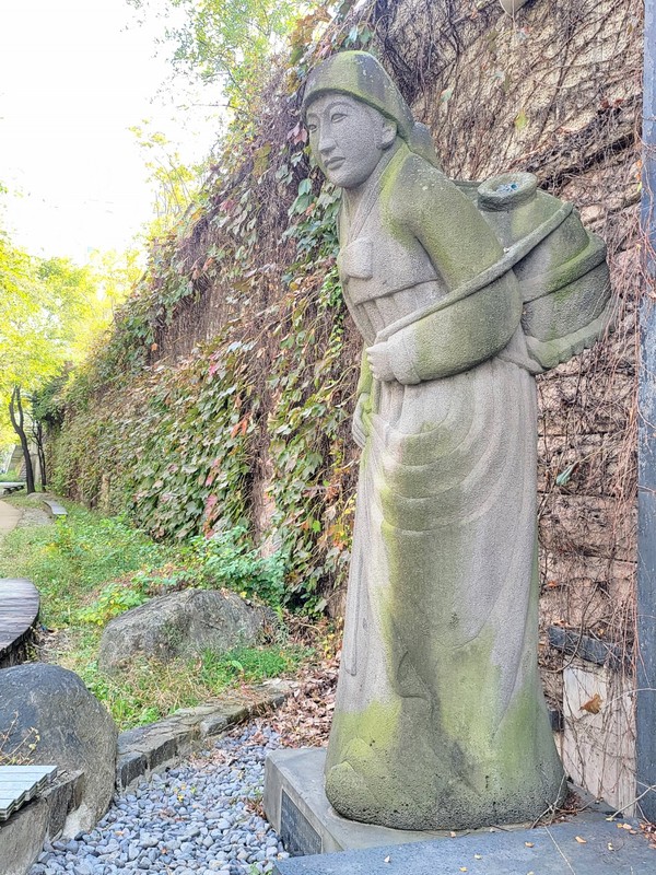 서울 청계천 제주 상징물 물허벅 여인상. (사진 수집가 장재필)