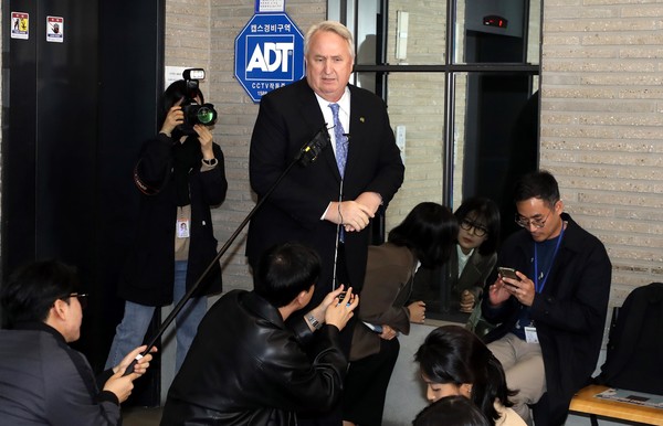 인요한 국민의힘 혁신위원장이 23일 오전 서울 여의도 국민의힘 중앙당사에서 취재진에게 질문을 받고 있다. 2023.10.23.