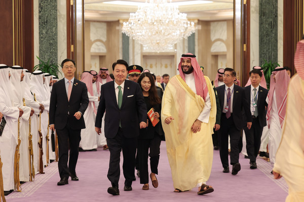 사우디아라비아를 국빈 방문 중인 윤석열 대통령이 22일(현지시간) 리야드 야마마궁에서 열린 한-사우디 협정 및 MOU 서명식을 마친 뒤 무함마드 빈 살만 빈 압둘아지즈 알 사우드 왕세자 겸 총리와 함께 이동하고 있다.2023.10.23 / 사진=[공동취재]