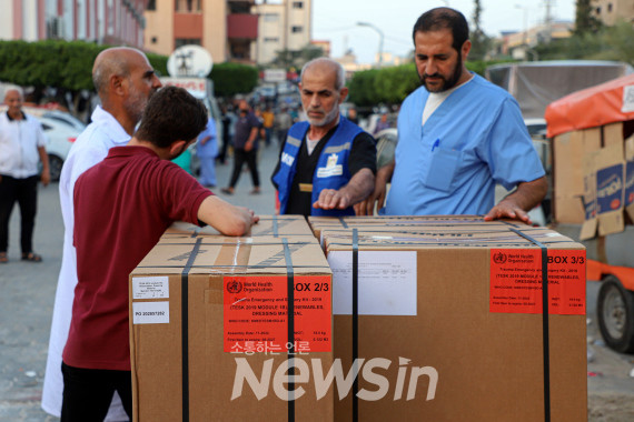 ▲가자지구 칸 유니스에서 병원 직원과 유엔팔레스타인난민구호기구(UNRWA) 직원들이 23일(현지시간)  구호 의약품이 든 상자를 운반하고 있다. (사진=신화통신)