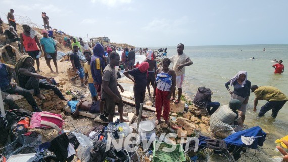 ▲지난 7월 26일(현지시간) 튀니지와 리비아 접경 지역 지중해 해안가에 많은 이주민이 모여 지내고 있다. (사진=신화통신)