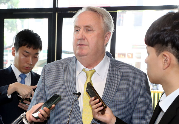 인요한 국민의힘 혁신위원장이 25일 오전 서울 여의도 국민의힘 중앙당사에서 취재진의 질문에 답변하고 있다. 2023.10.25.