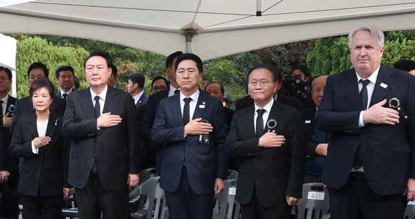 윤석열 대통령이 26일 국립서울현충원에서 열린 박정희 전 대통령 44주기 추도식에서 국민의례 하고 있다. 왼쪽부터 박근혜 전 대통령, 윤 대통령, 김기현 국민의힘 대표, 윤재옥 국민의힘 원내대표, 인요한 국민의힘 혁신위원장. 2023.10.26.