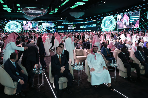 사우디아라비아를 국빈 방문 중인 윤석열 대통령이 24일(현지시간) 리야드 킹 압둘아지즈 국제 컨퍼런스 센터에서 열린 미래 투자 이니셔티브 포럼 대담에 무함마드 빈 살만 빈 압둘아지즈 알 사우드 왕세자 겸 총리와 함께 참석해 있다. 2023.10.25.