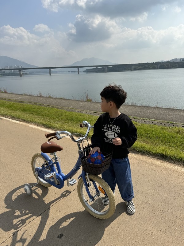 서울 한강공원 산책로 뒤에서 따라오는 엄마 아빠 기다리는 아이. (사진 수집가 장재필)