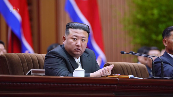 북한 김정은 국무위원장이 지난 26~27일 평양 만수대의사당에서 열린 최고인민회의에 참석한 모습을 28일 조선중앙TV가 보도하고 있다. 북한은 회의에서 핵무력 정책을 헌법화했다.2023.09.28 / 사진=[조선중앙TV 캡쳐]