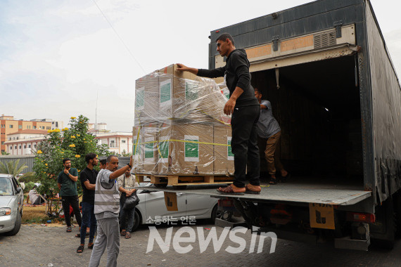▲29일(현지시간) 가자지구 남부 칸 유니스의 한 병원에서 관계자들이 의료 구호품을 옮기고 있다. (사진=신화통신)