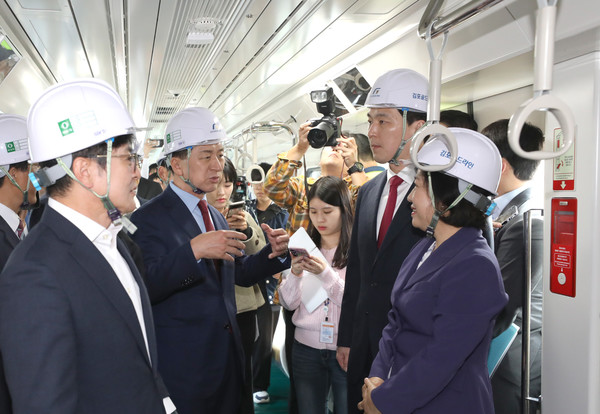 김기현 국민의힘 대표가 30일 오후 경기도 김포시 양촌읍 김포한강차량기지를 찾아 김포골드라인 전철에 올라 설명을 듣고 있다. 2023.10.30.