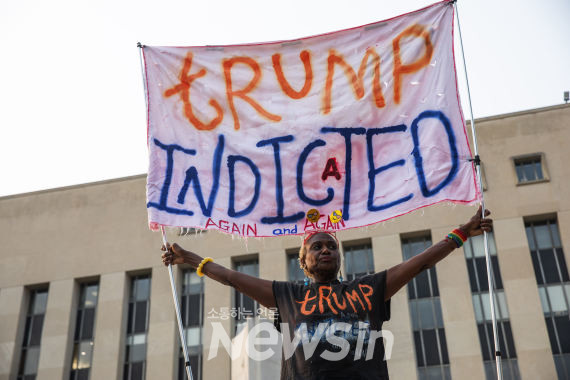 ▲지난 8월 1일(현지시간) 워싱턴의 E. 배릿 프리티만 법원 앞에서 한 여성이 "트럼프, 또다시 기소"라고 쓰인 피켓을 들고 있다. (자료사진=신화통신)