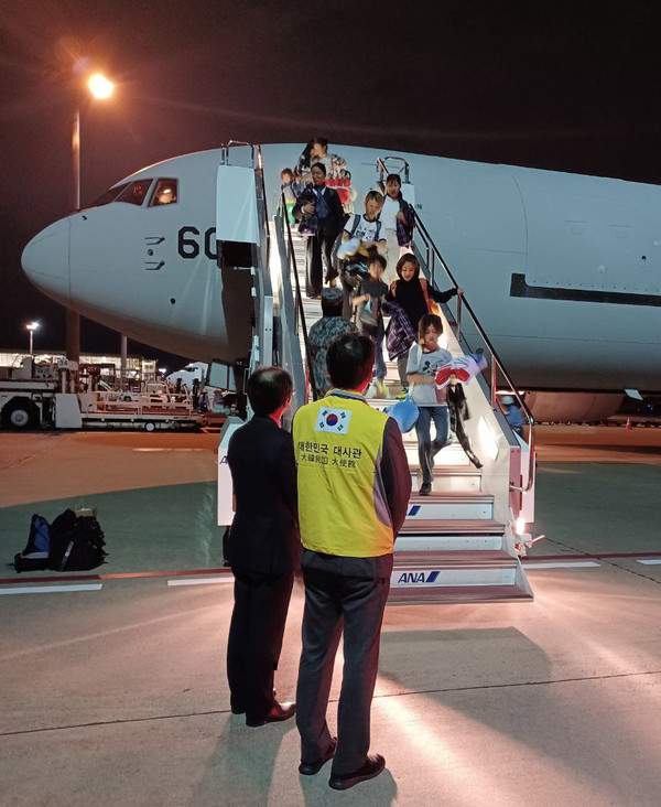 이스라엘에 체류 중이던 우리 교민이 21일 새벽 일본 수송기를 타고 도쿄에 도착하고 있다.2023.10.21 / 사진=[외교부 제공]
