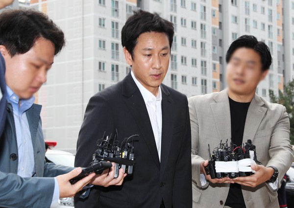 마약 투약 혐의로 입건된 배우 이선균씨가 4일 오후 인천 남동구 인천 논현경찰서로 출석하고 있다. 최근 경찰은 이씨의 모발 100가닥 정도를 채취한 뒤 국립과학수사연구원에 정밀 감정을 의뢰한 결과, '음성' 판정이 나왔다는 소견을 전달 받았다. 앞서 경찰은 지난달 28일 이씨를 1차 소환했다. 2023.11.4.