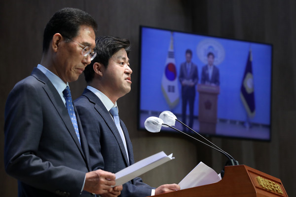 박상혁 더불어민주당 의원이 5일 오전 서울 여의도 국회 소통관에서 김포 서울 편입 관련 입장 발표 기자회견을 하고 있다. 왼쪽은 김주영 더불어민주당 의원. 2023.11.05.