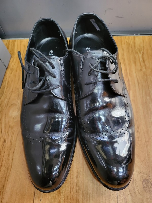 당신, 어디로 모셔 드릴까요.....? 정년퇴직 후 신발장 방치된 구두, 오랜만 목욕재계(제사나 중요한 일 따위를 앞두고 목욕을 하여 몸을 깨끗이 하고 부정을 피하며 마음을 가다듬는 일) 하였네.(사진 수집가 장재필)