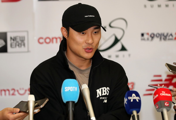 미국 MLB 샌디에이고 파드리스 내야수 김하성이 11일 인천국제공항을 통해 귀국해 취재진과 질의응답을 하고 있다. 메이저리그 3년 차 시즌을 마친 김하성은 국내에서 휴식 및 2024 시즌을 준비할 계획이다. 2023.10.11.