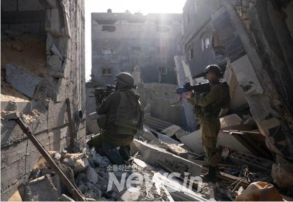 ▲5일(현지시간) 이스라엘 군인들이 가자지구에서 작전을 펼치고 있다. (사진=이스라엘군 제공)